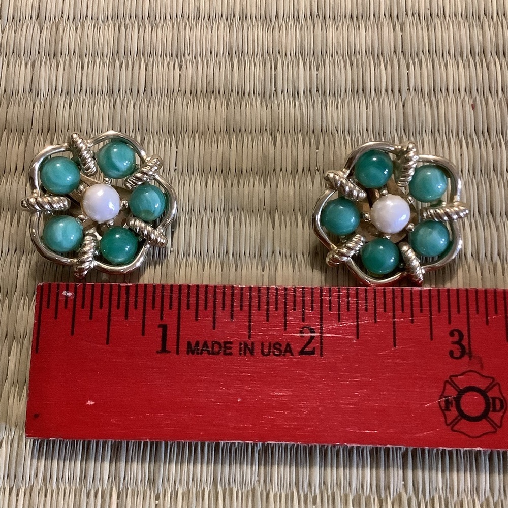 Elegant Gold Green Floral 1950s signed 688 MARBOUX Marcel Boucher Clip Earrings - Picture 5 of 5